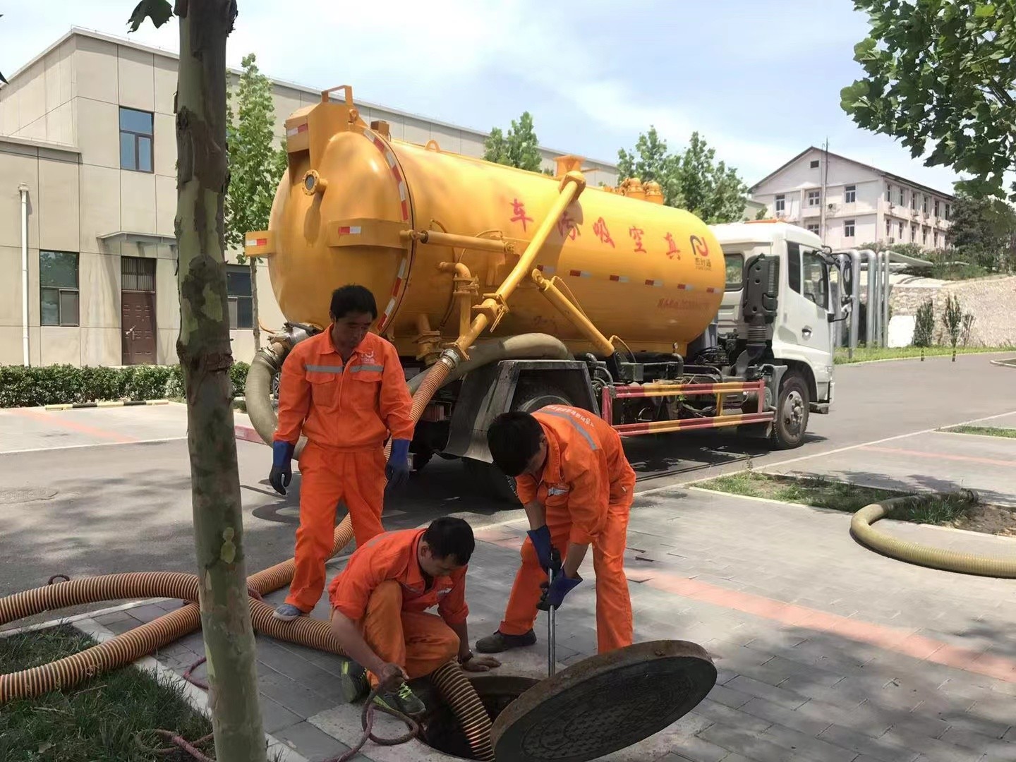 青县管道疏通车停在窨井附近