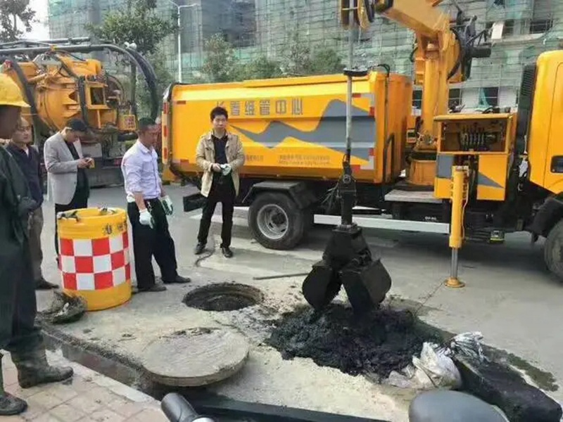 青县街道：网格员化身“清道夫”，为民解忧疏通“堵心”化粪池