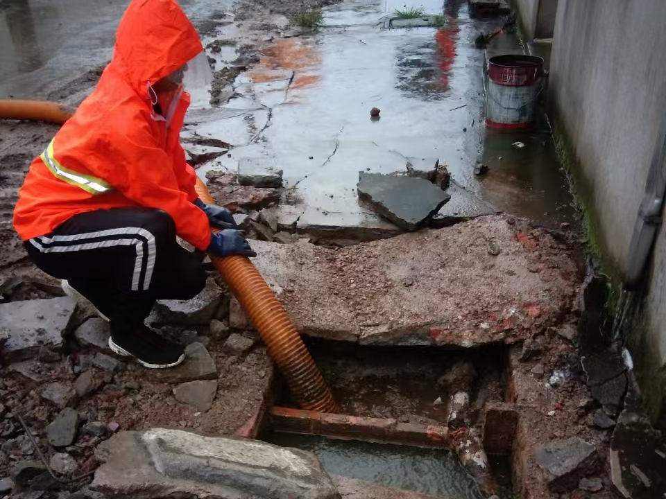 青县专业清理污水池 炜誉市政以规范流程守护城市 “肠道”