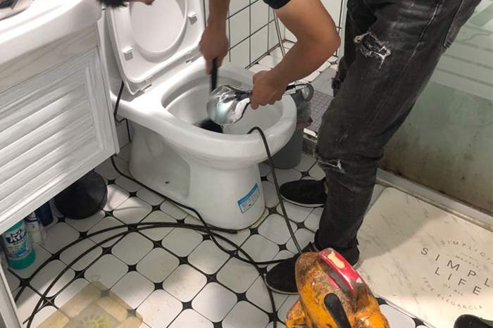 青县马桶堵塞自己疏通还是找师傅?专业上门服务让你省时更省心